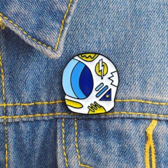 Space Suit Helmet Pin Brooch - Picture 2 of 4